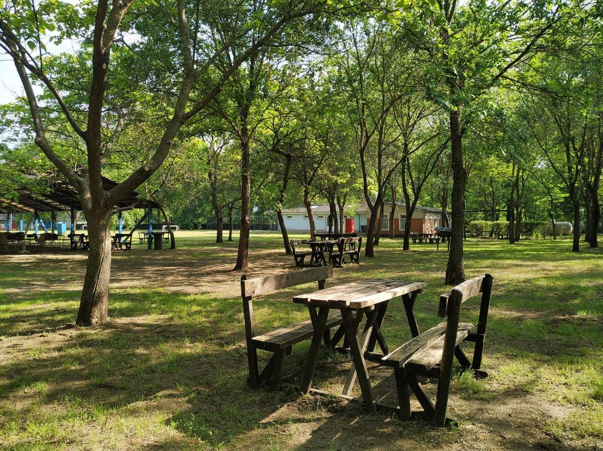 Готель Dorcas Center&Camping Дебрецен Екстер'єр фото